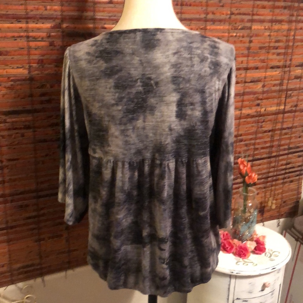 ❤️5 for $20❤️ONE WORLD Gray and Black Embroidered Top - Picture 3 of 4